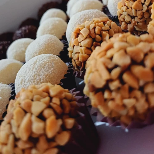 Doces brigadeiro com amendoin e brigadeiro