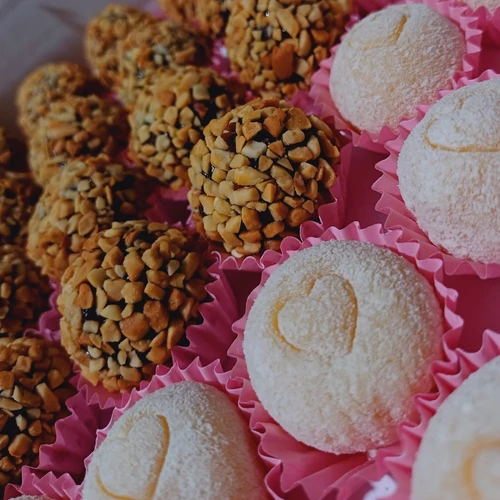 Doces brigadeiro com amendoin e ninho